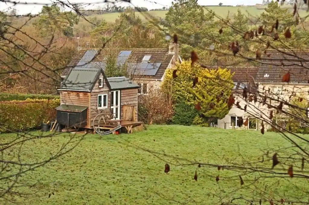 Construyó una casa de madera para no pagar nunca más un alquiler