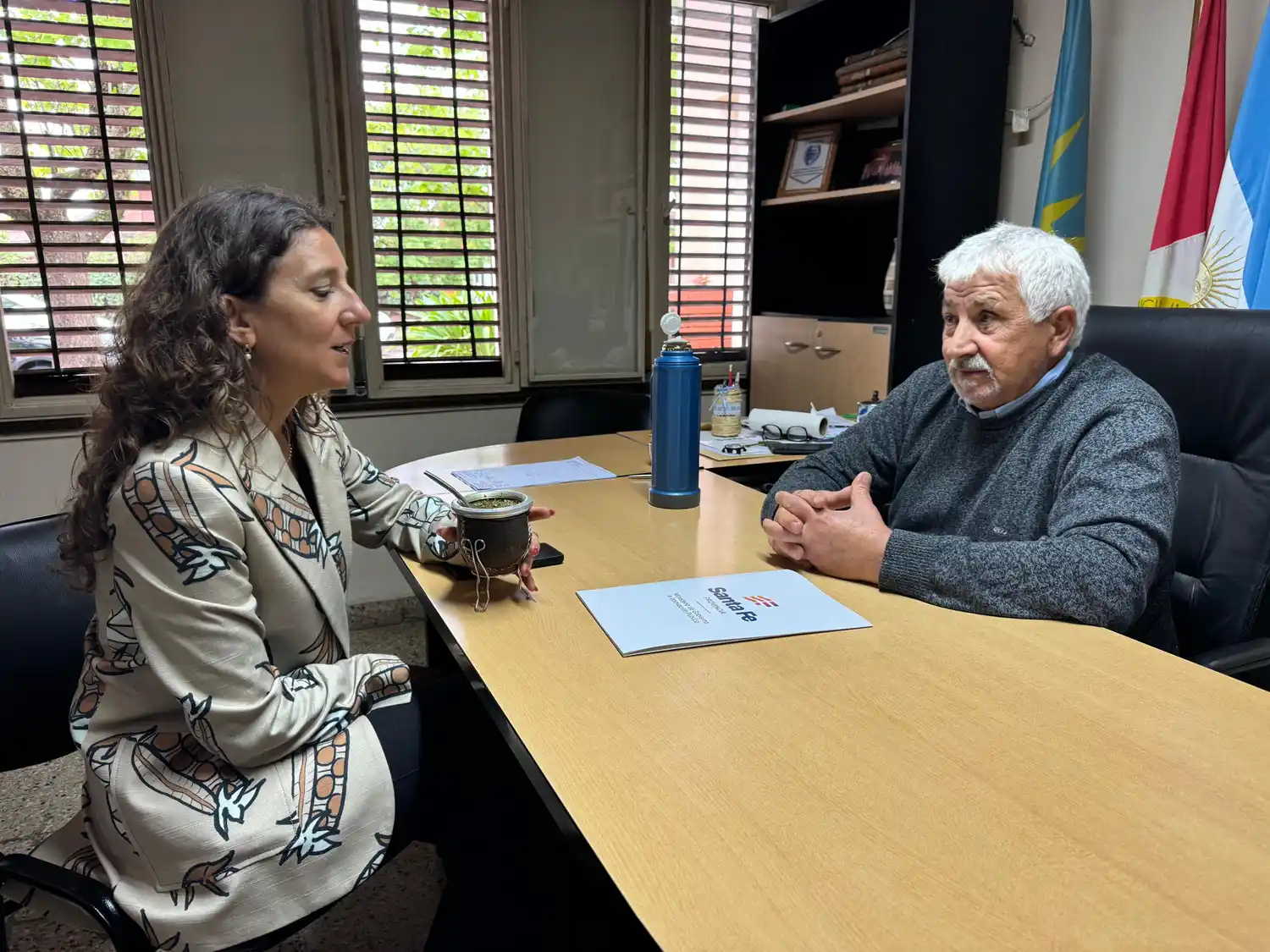 La senadora junto al presidente comunal.