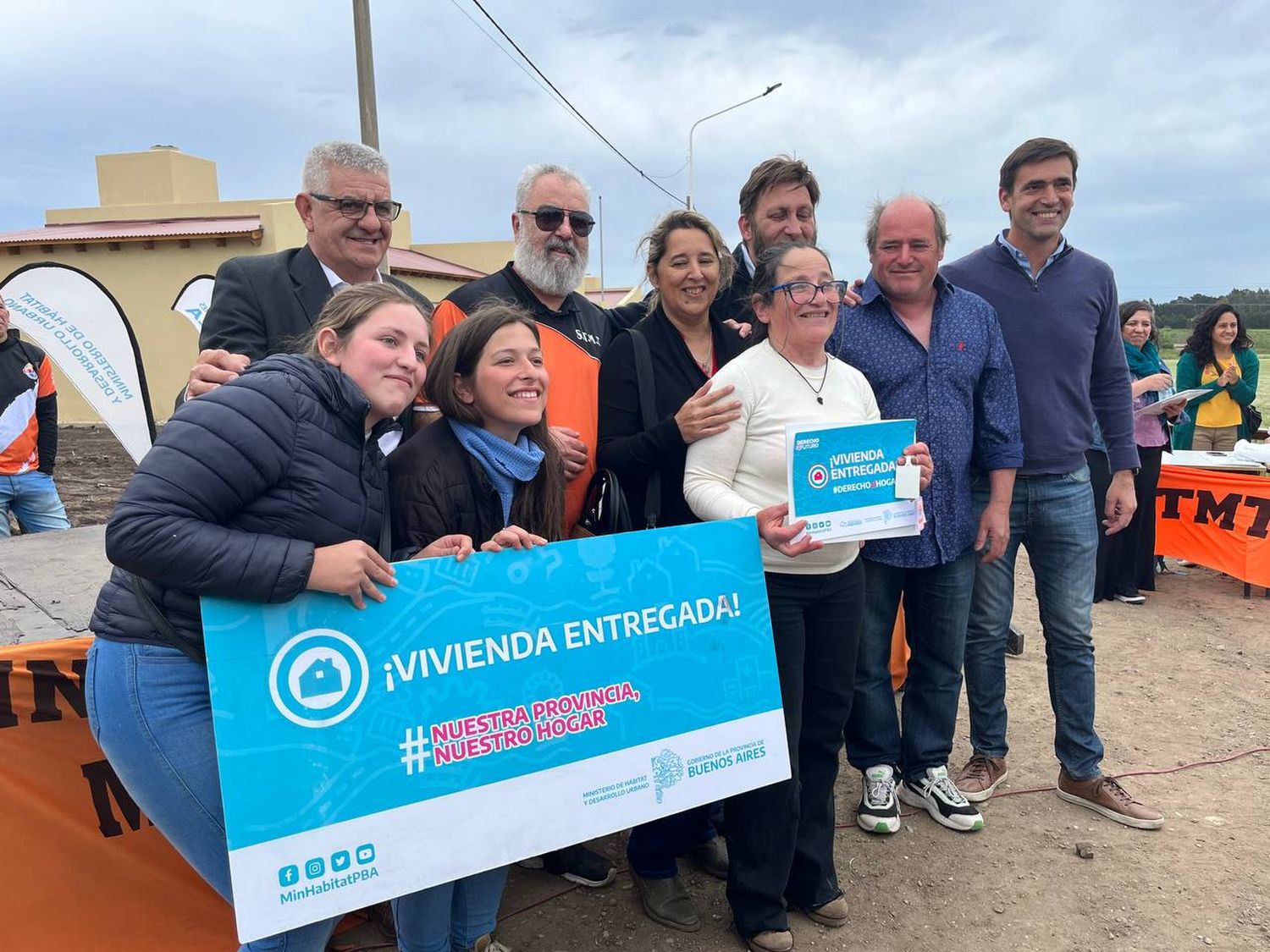 El acto de entrega de llaves que se desarrolló durante el mediodía del viernes se realizó frente a las casas del barrio.