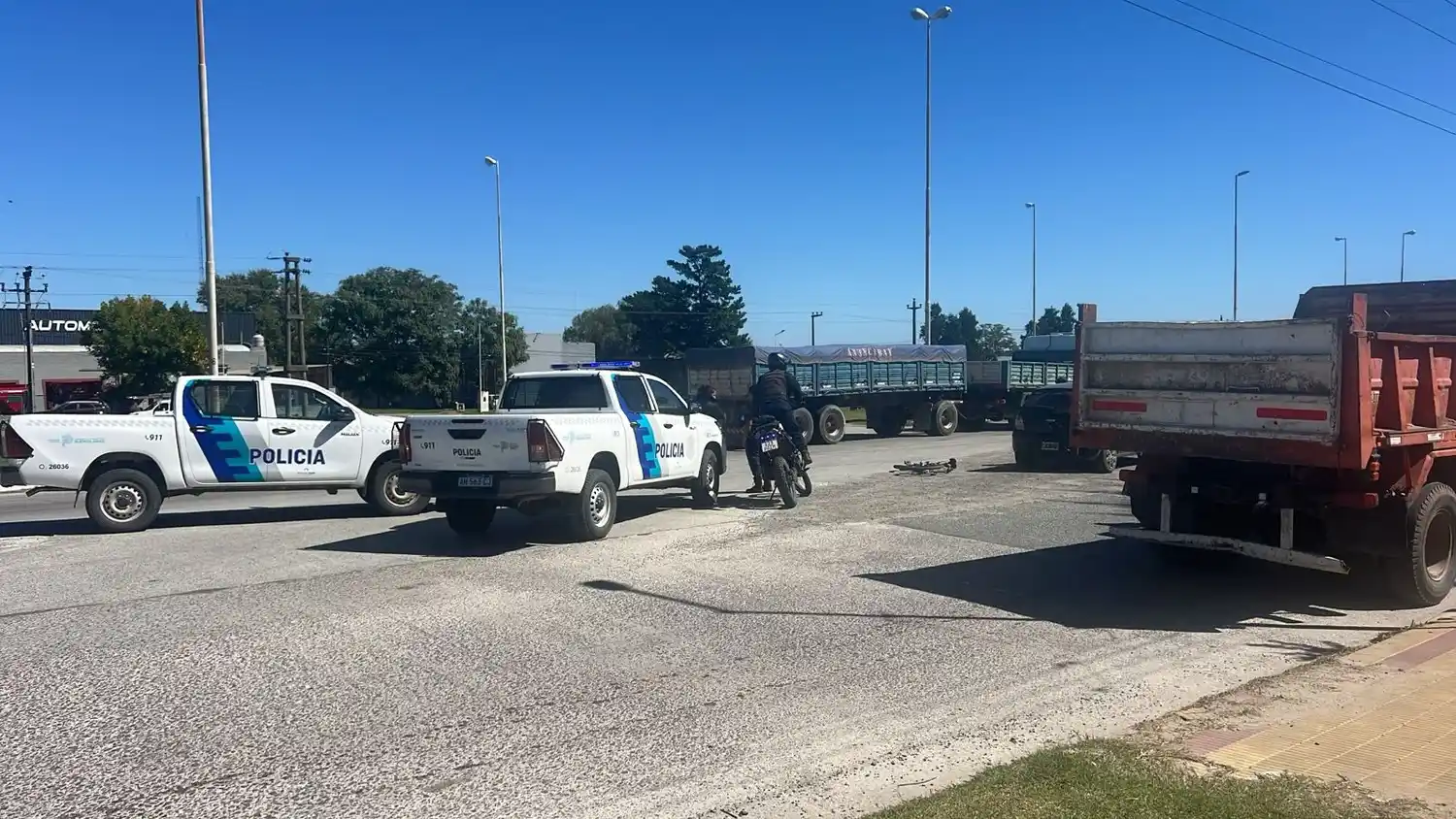 Choque entre un auto y una ciclista en Colectora Norte: una mujer fue trasladada al Hospital