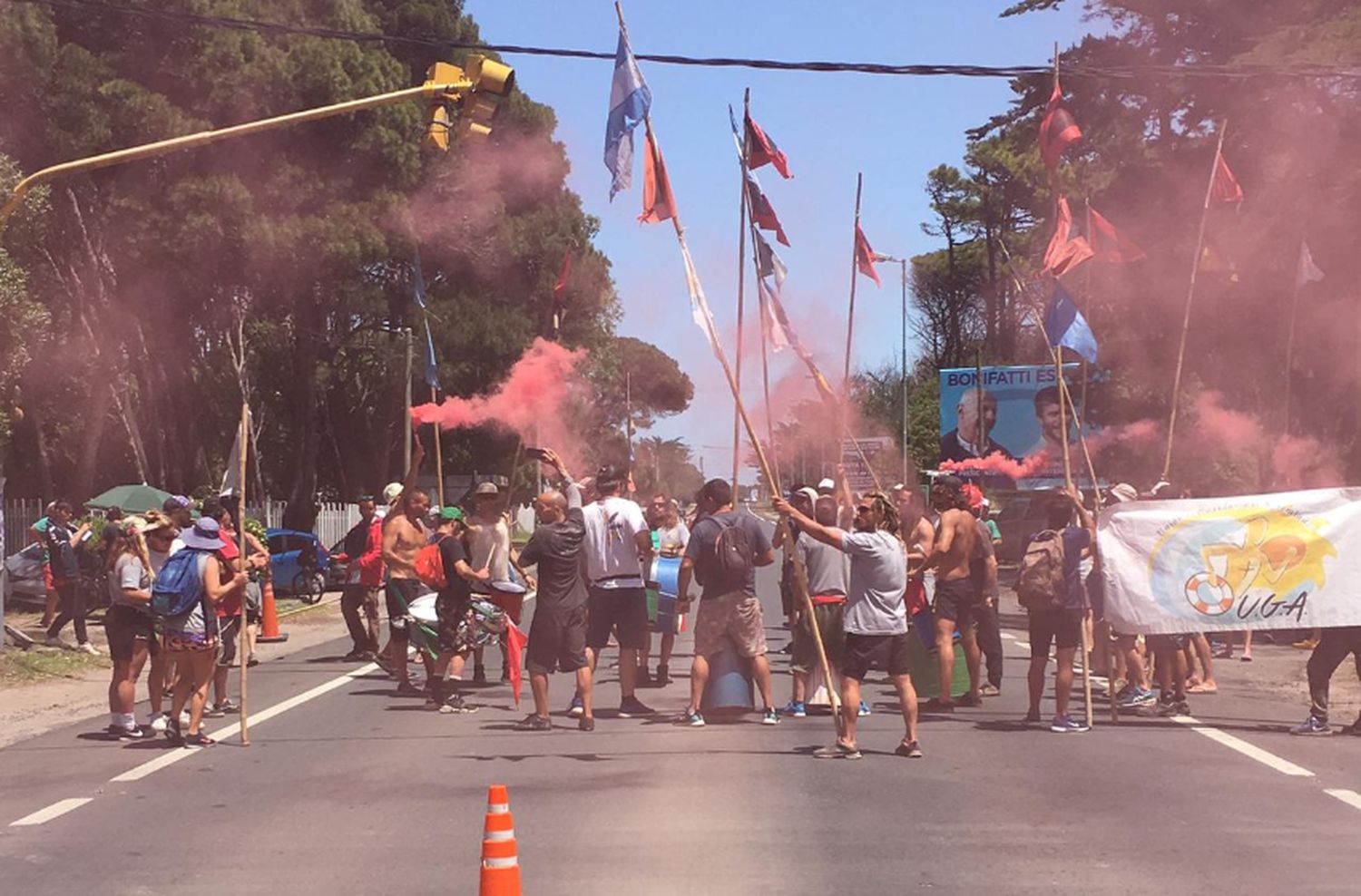 Guardavidas cortaron la Ruta 11 en reclamo de seguridad para los trabajadores