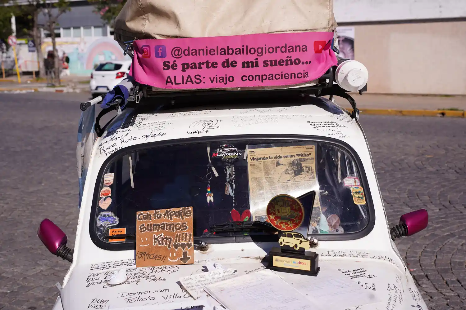 daniela bailo giordana viaja en un fiat 600