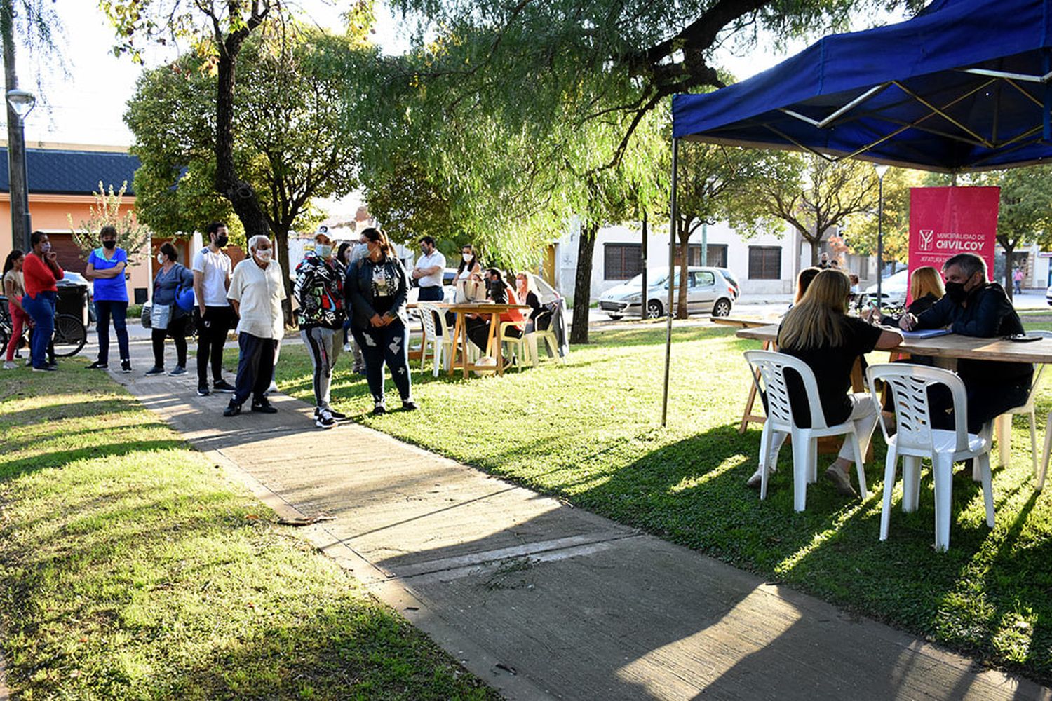 El Intendente bonaerense que desde hace 3 años monta su oficina en una plaza para atender reclamos de los vecinos