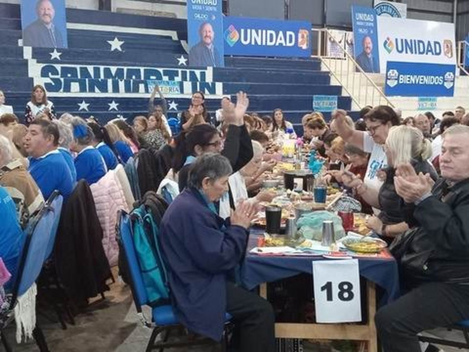 El Gobierno agasajó a los adultos mayores
con un almuerzo en el Club San Martín