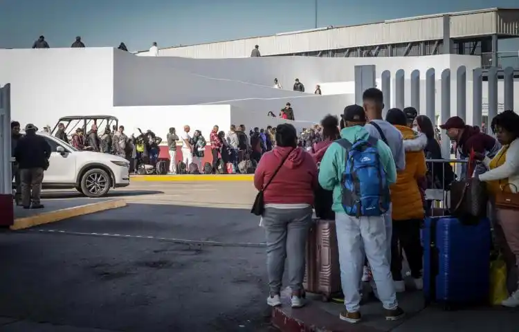 Más de 1.300 migrantes a la deriva en la frontera de California-México: cerraron el único refugio que los atendía (Video)