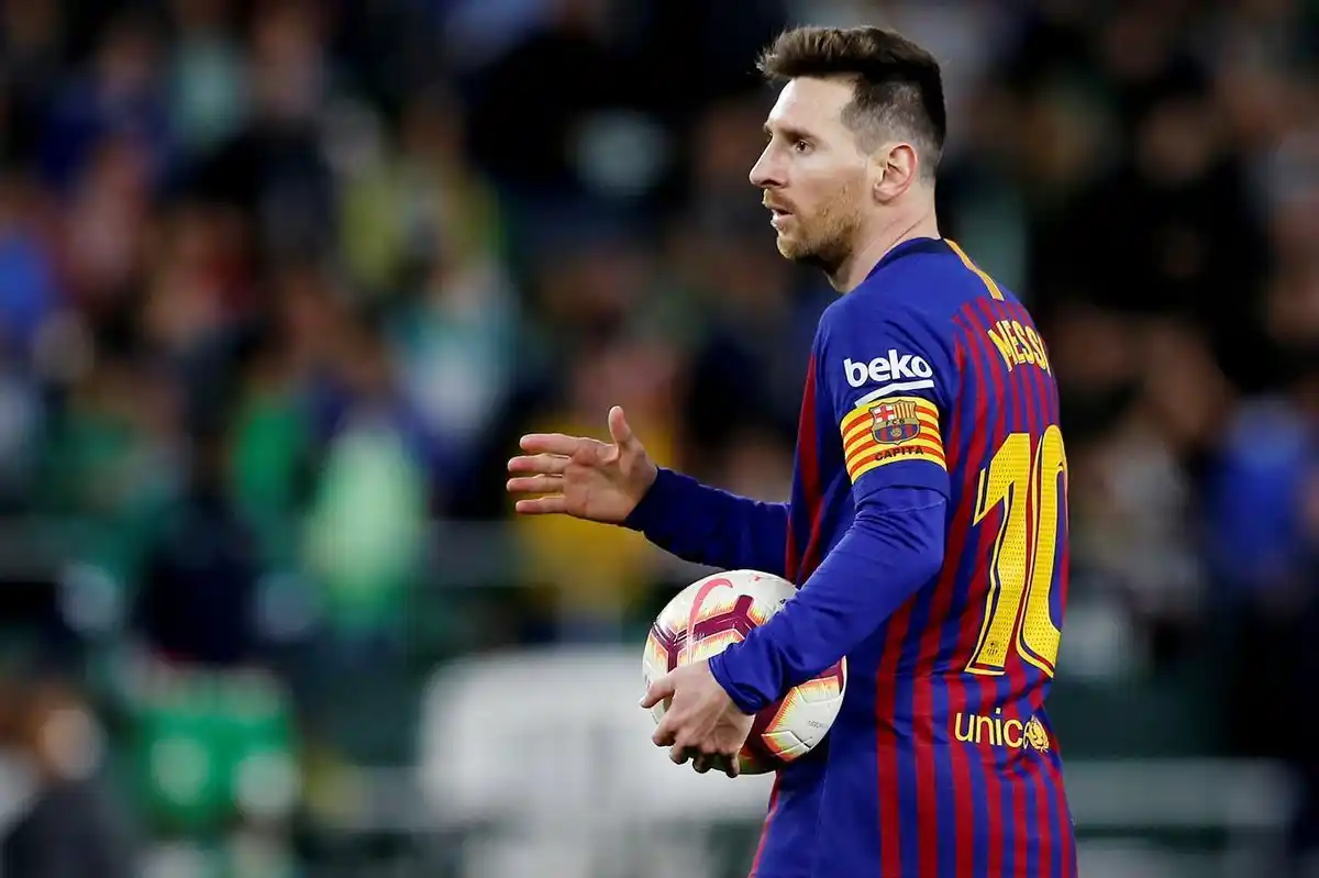 Messi hizo otro triplete para el líder Barcelona