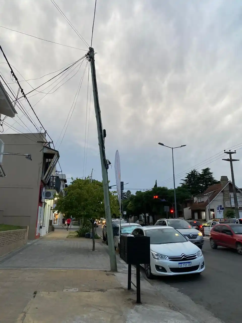 Un poste de luz a punto de caerse