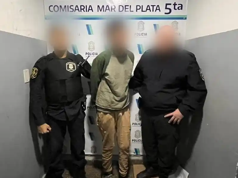 De acuerdo al testimonio del damnificado, el individuo habría ingresado al patio con intenciones de robo, aunque no consiguió acceder al interior de la casa.