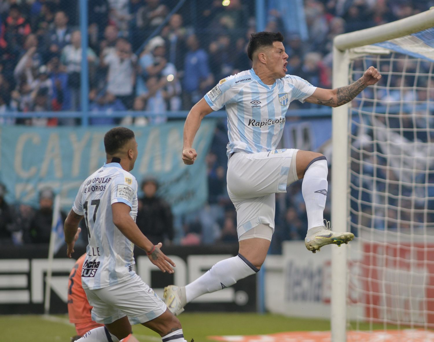 Estigarribia festeja el gol del triunfo tucumano.