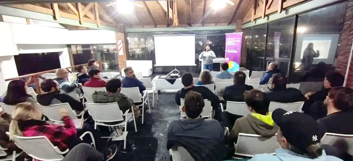 Pasaje. De la charla a los apicultores
