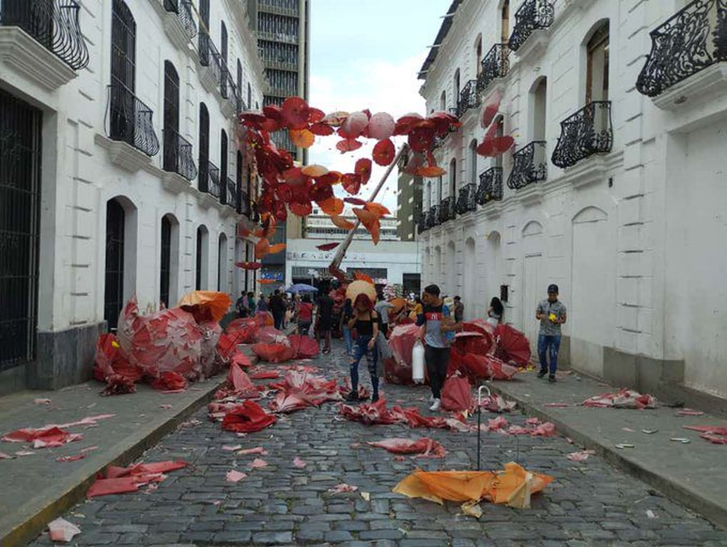 ¡COMO SI ESTUVIESEN A 3X1! Quitan paraguas del Centro de Caracas y las personas se los llevaron (+VIDEO)