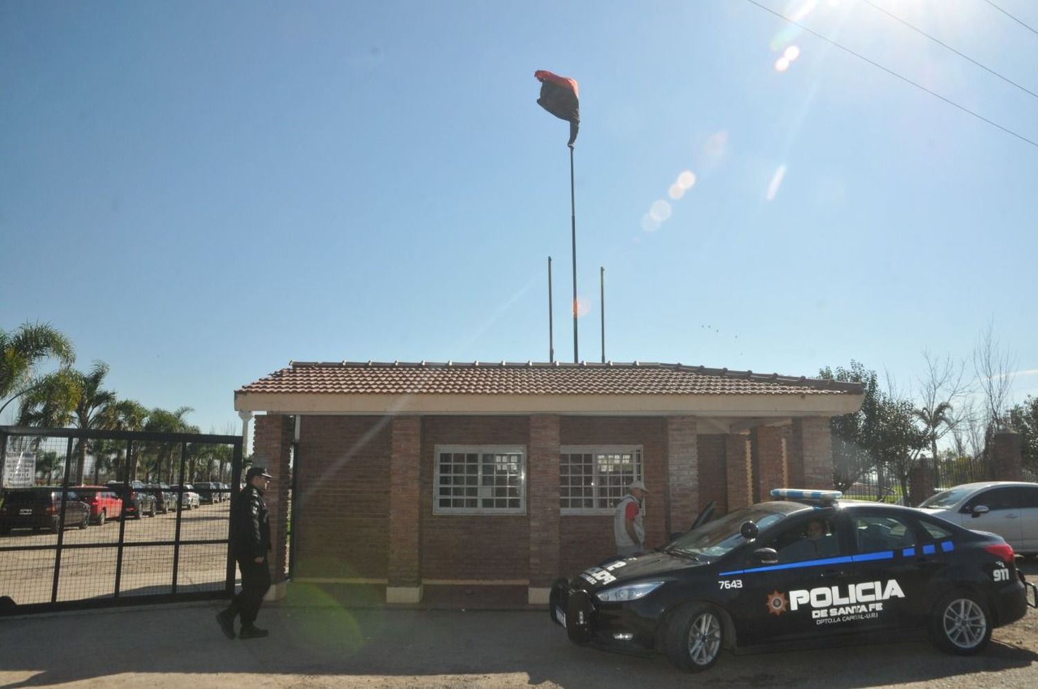 Barrabravas de Colón interrumpieron el entrenamiento e increparon a los jugadores