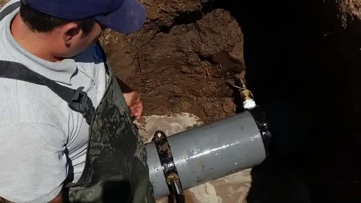 Obras Sanitarias denunció penalmente una conexión clandestina en una cañería de impulsión de La Elena