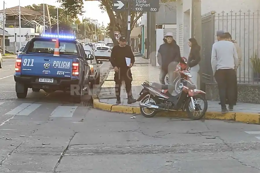 Una moto terminó arriba de una vereda luego de un choque contra un auto