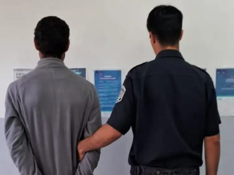 El año pasado, Gómez era detenido por la policía por el robo en la escuela del barrio Arco Iris. Más luego sería excarcelado y seguiría robando hasta que ahora fue sentenciado a cumplir una condena efectiva.