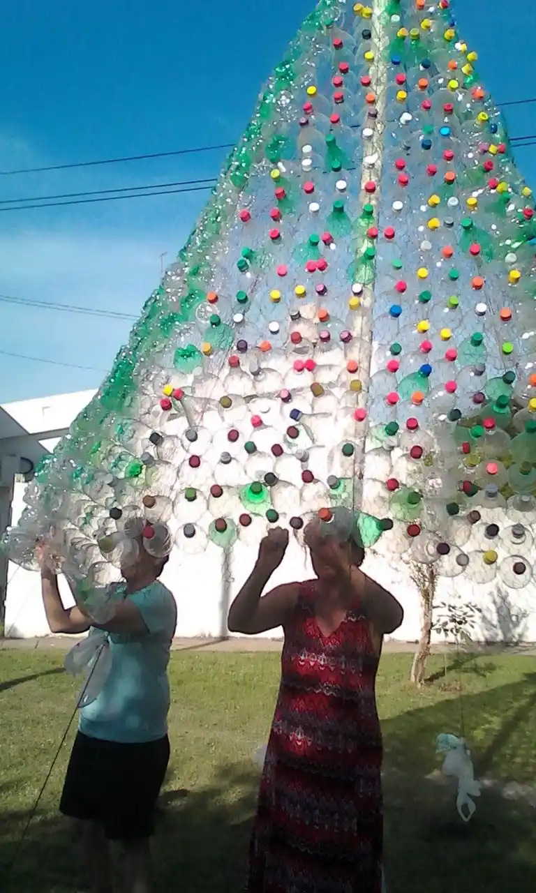 Nuevas ideas visten el clásico árbol artesanal de Barrio Centenario