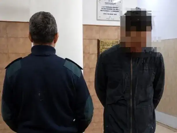 La policía detuvo a Fabián Alberto González, de 31 años, y a Nicolás Esteban Casado, de 28 años, ambos por disposición judicial.