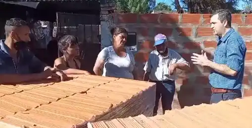 Un concejal de Tigre donó su primer sueldo para ayudar a familias humildes que perdieron todo en un incendio 