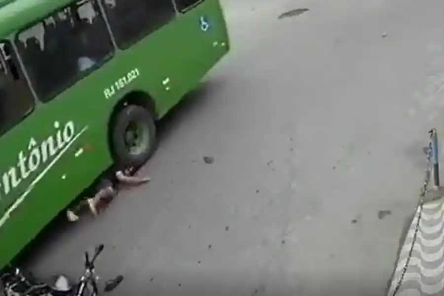 Impactante video: un motociclista "frenó" un colectivo con su cabeza