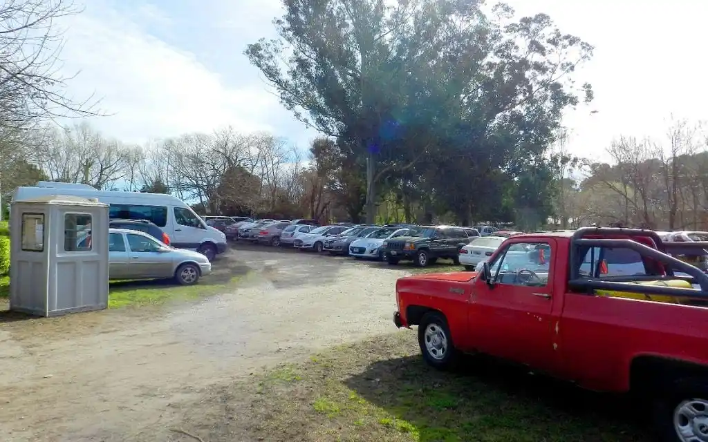 Fue abordado en su auto que se encontraba fuera de la cochera privada del club (foto).