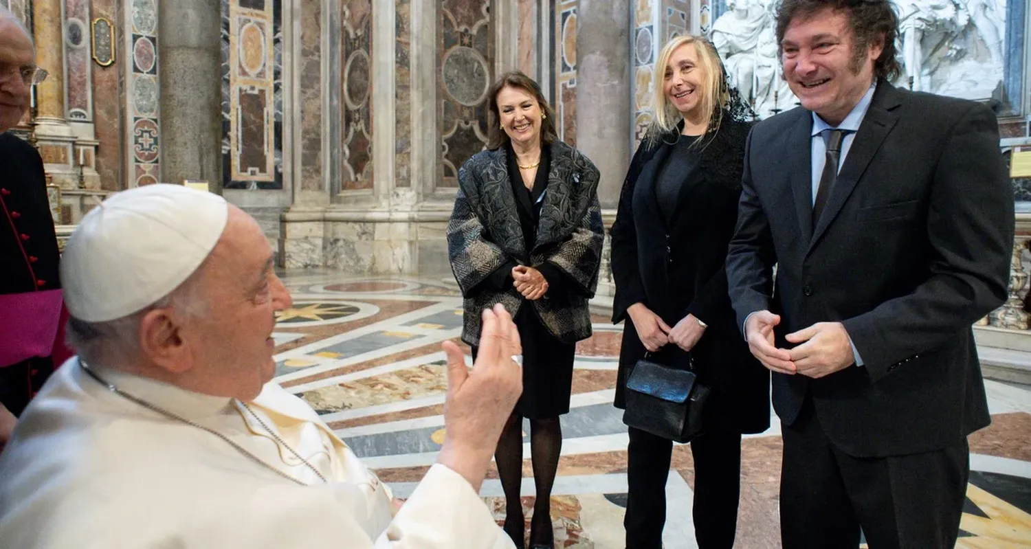 A 24 horas del encuentro a solas, el presidente de la Argentina, Javier Milei y el Papa Francisco se saludaron este domingo en la basílica vaticana. Crédito: Prensa El Vaticano.