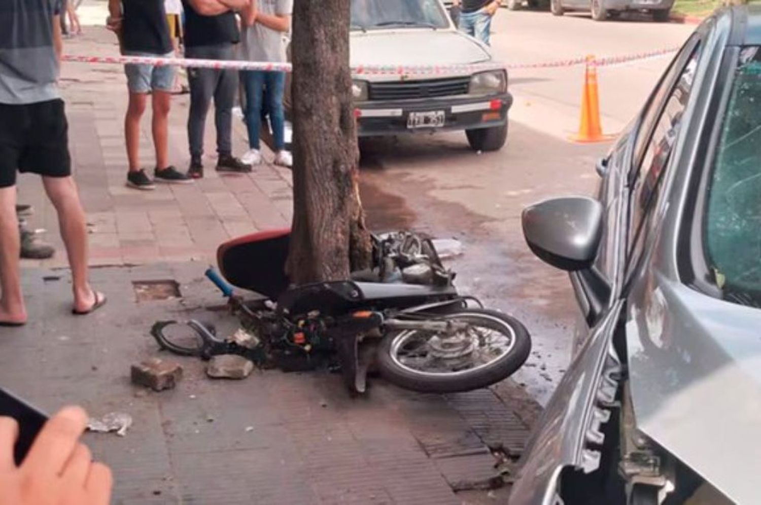 Así quedó la moto de los delincuentes