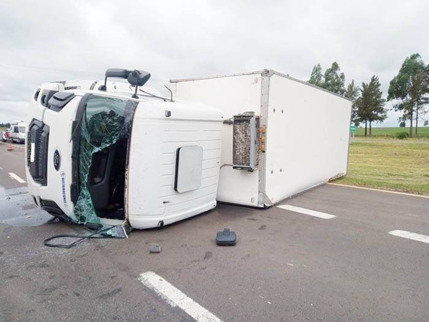 Volcó un camión de lácteos en la Ruta 18