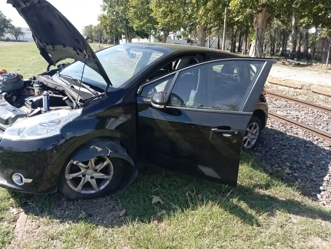 policia gur monitoreo día patrulleros detenidos tres masculinos de córdoba auto abandonado ferrocarril  (1) - 3
