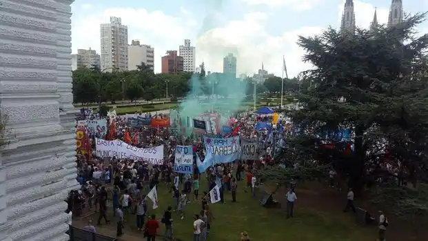 Empleados cesanteados reclaman en La Plata