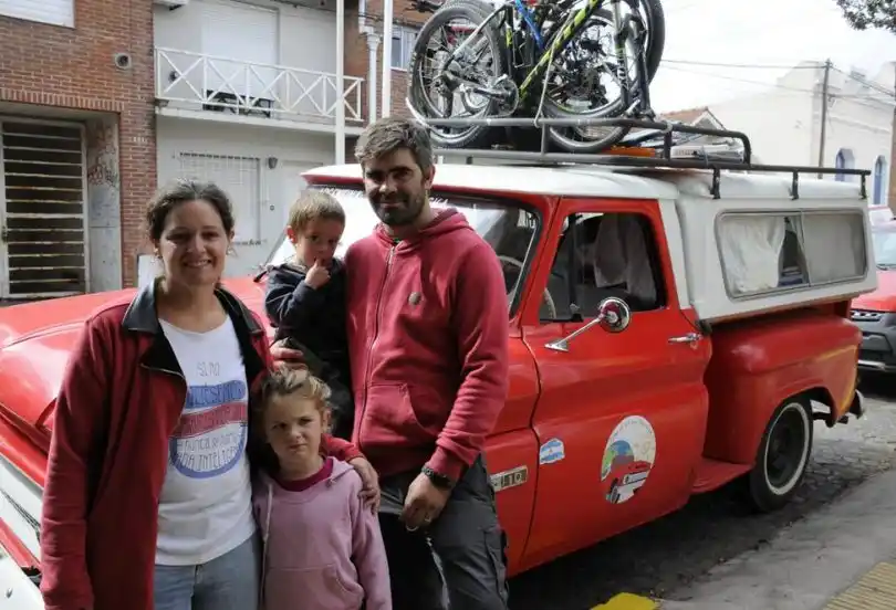 Una familia de Tandil viaja hacia Alaska a bordo de una Chevrolet modelo '65