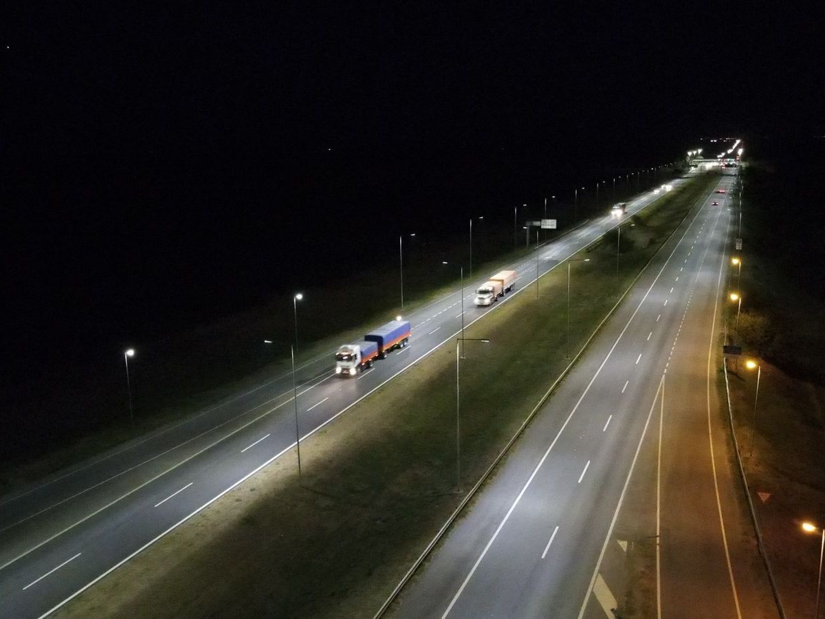 El acoplado de un camión se volcó en la autopista Rosario-Córdoba.