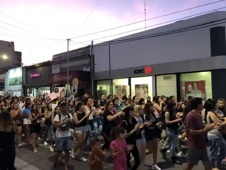 Femicidio de Sofía en Olavarría: Detuvieron a un ex policía tras la marcha que convocó a 5 mil vecinos