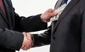 La corrupción y la campaña.-