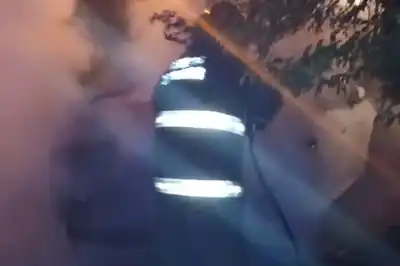 Dos incendios casi simultáneos: un velero y un auto quedaron envueltos en llamas en Villa California