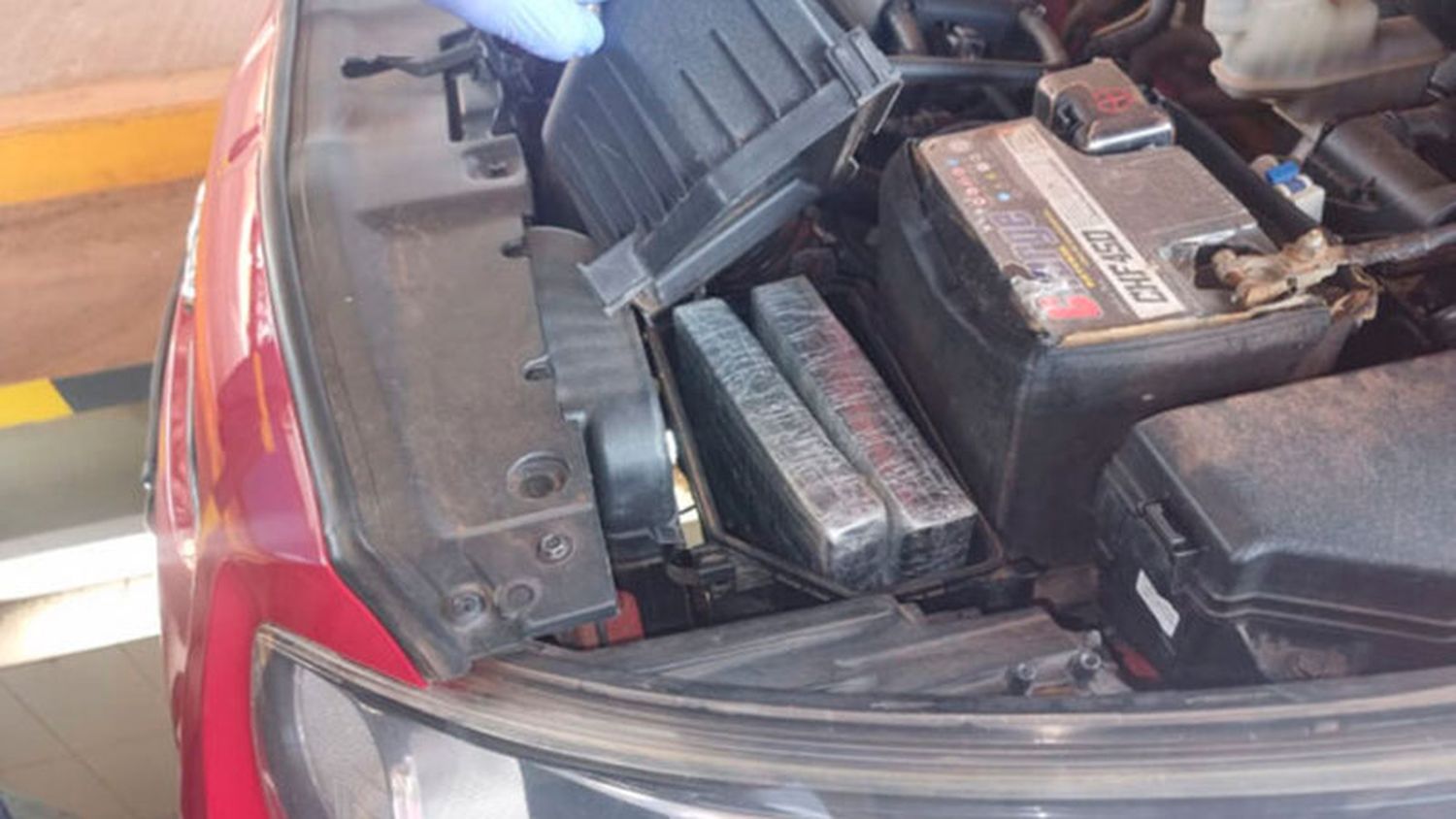 Detuvieron a un auto que llevaba 3,14 kg de droga en el filtro del aire