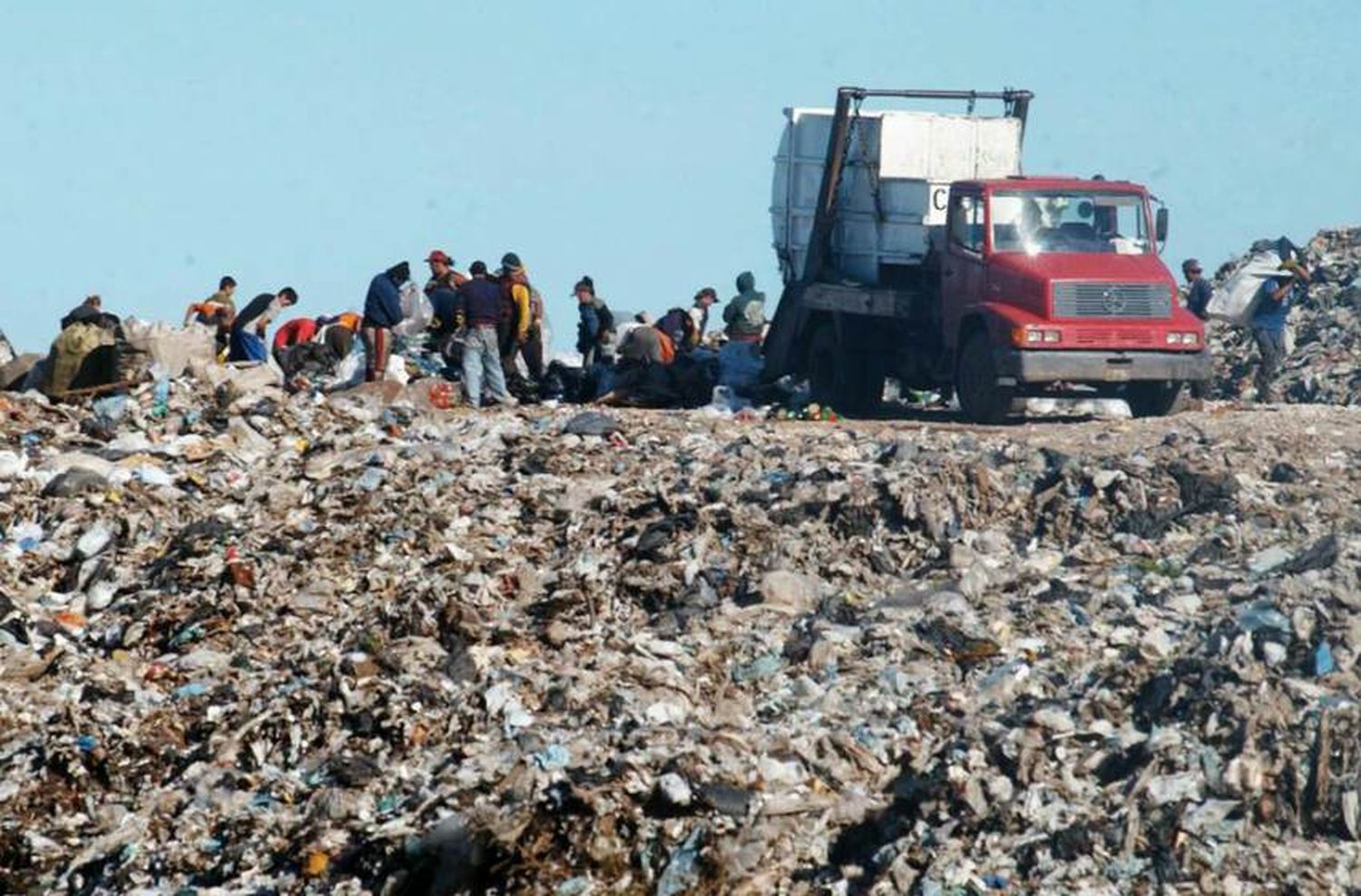 Arroyo anunció la puesta en funcionamiento del Ceamse en el basural