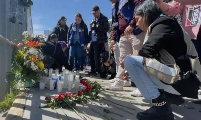 Los familiares velando a los 39 muertos en el lugar de la tragedia.