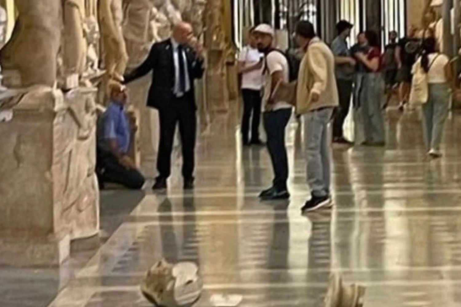 Furia: a un turista le negaron una audiencia con el papa Francisco y rompió dos bustos del Vaticano