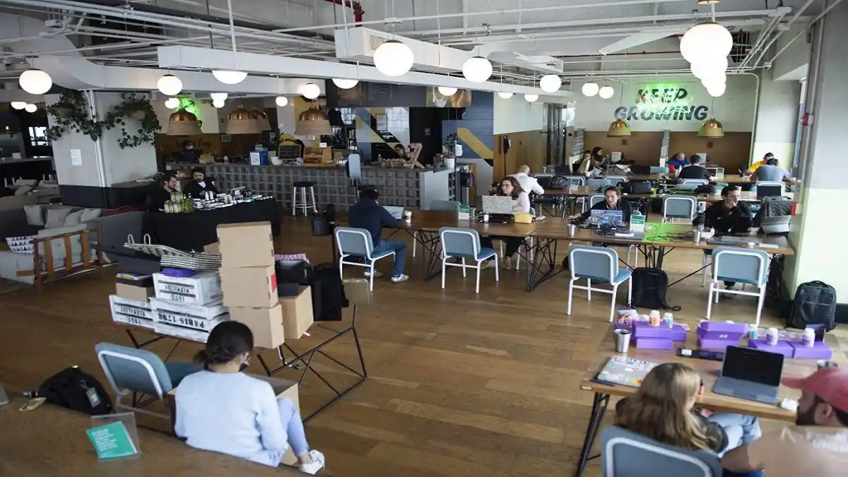 ¡CORRE QUE VIENE LA MIGRA! Venezolanos huyen de los refugios a donde los llevan en México