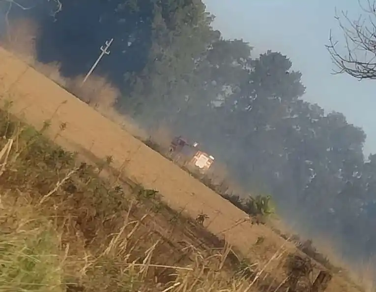 Dotaciones combaten el fuego en un campo sobre 191 a la altura de Los 7 Robles. Foto de un testigo ocasional.