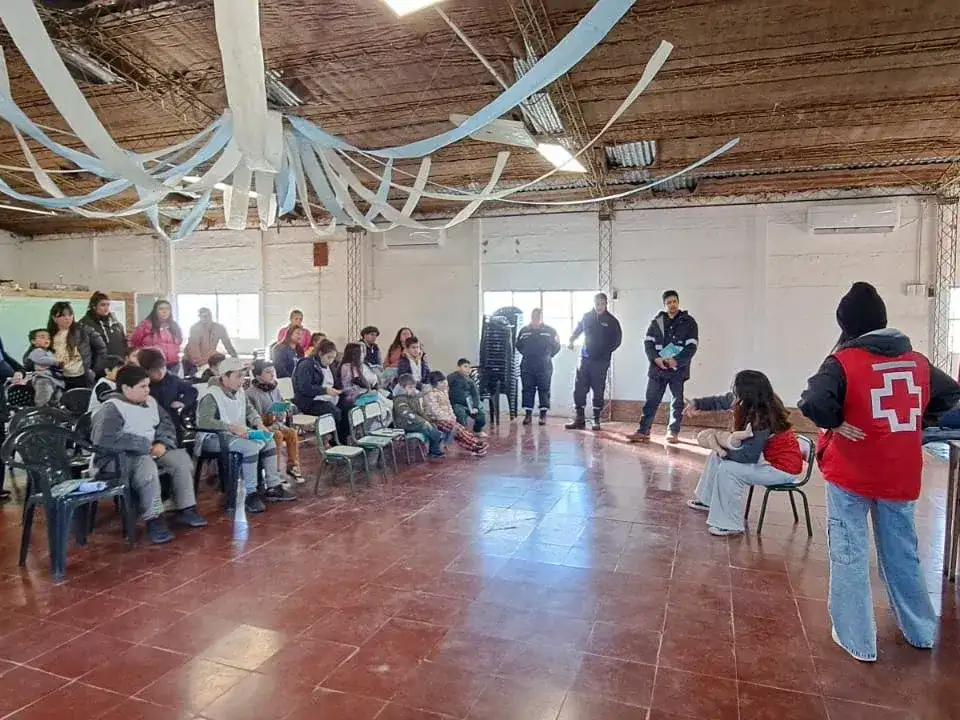 La actividad reunió a alumnos, docentes y vecinos de la comunidad con el objetivo de brindar conocimientos y herramientas prácticas para actuar de manera segura frente a distintas situaciones de riesgo.