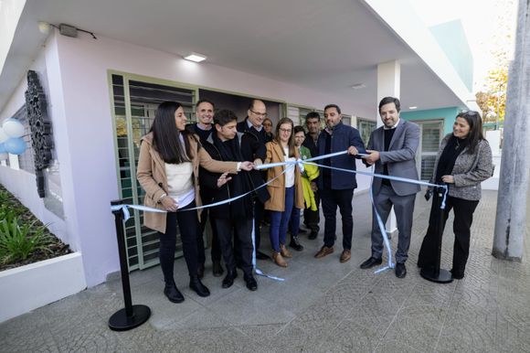 Tordillo: Kicillof inauguró un centro de salud y recorrió viviendas paralizadas por el Gobierno nacional