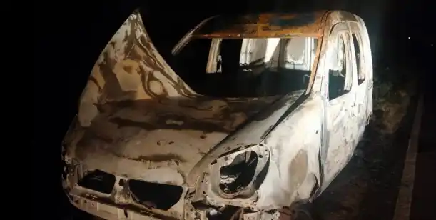 Apareció una camioneta quemada en Varela y podría ser de los prófugos