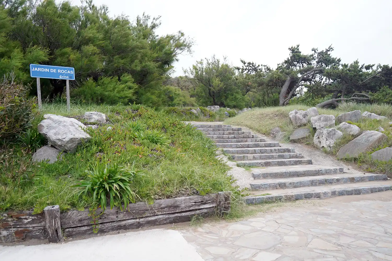 Lugar estratégico. Ocupa sobre la avenida 2 y el Parque, el Jardín de Rocas