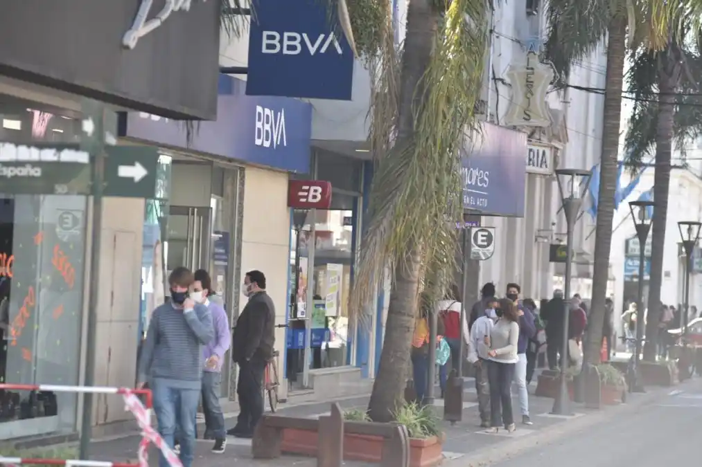 La zona bancaria tuvo movimiento intenso aunque menor a otras semanas. 