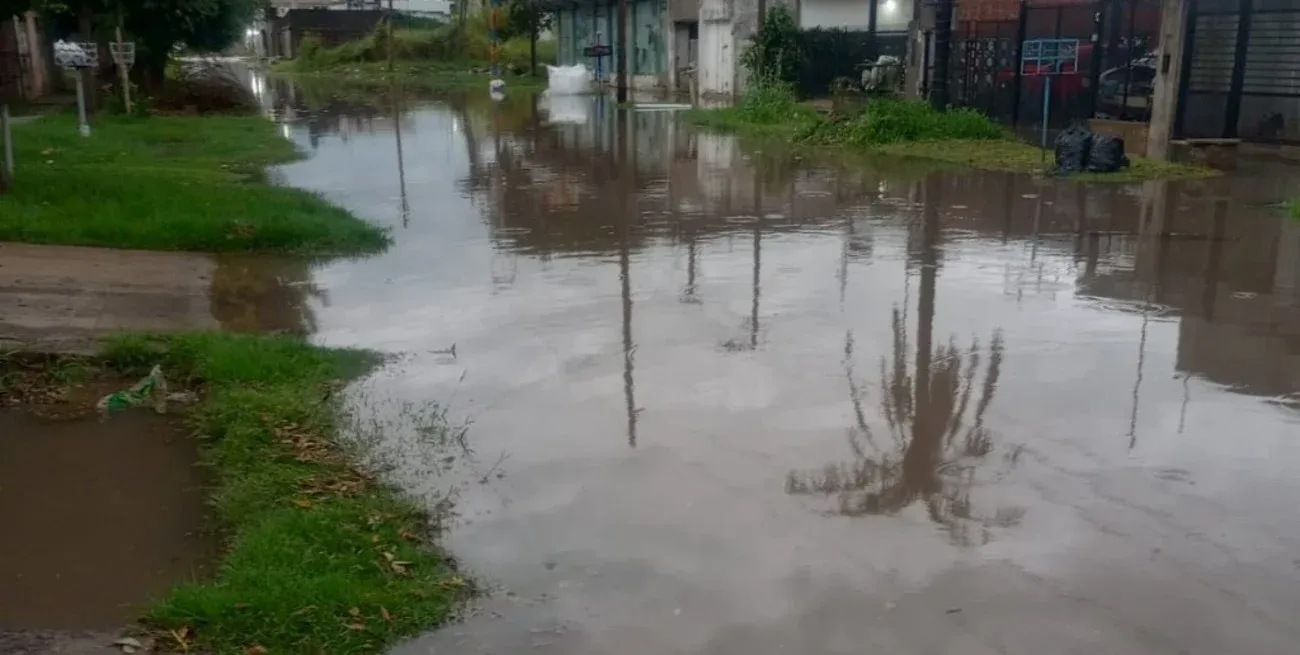 Fuerte temporal en Santa Fe dejó más de 100 mm de lluvia y calles anegadas: rige un alerta y piden precaución