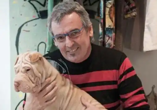 Benito Fernández junto a su perro, José Antonio