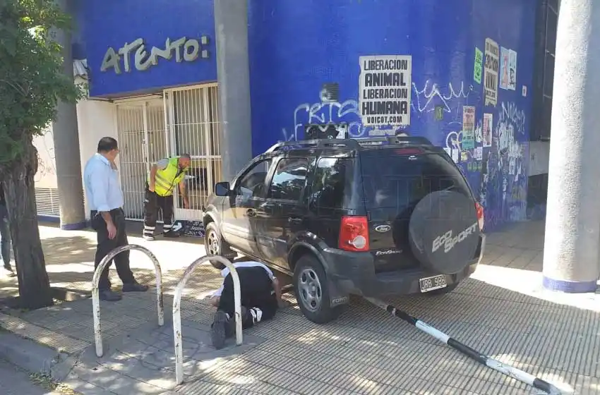 Una camioneta provocó un fuerte choque contra un auto