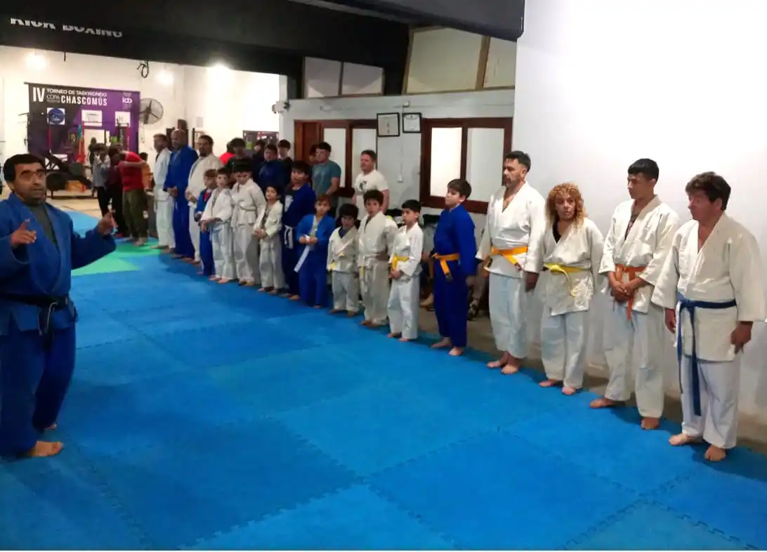 Entrega de diplomas de ascenso de cinturón en la Escuela de Judo Chascomús