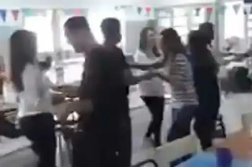 Docentes hicieron una fiesta en escuela de Moreno cerrada desde la explosión